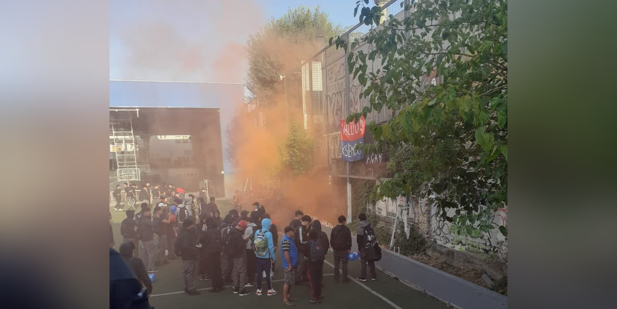 Estudiantes de Liceo de Aplicación lanzaron bengalas durante velatón por alumno fallecido