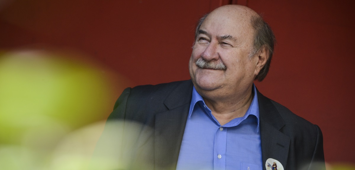 Hijo de Antonio Skármeta descartó muerte del escritor, difundida por cuenta falsa: 