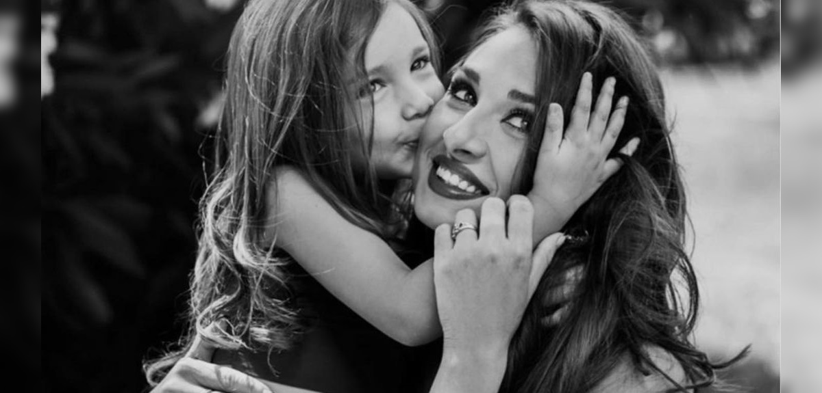 Perla maquilló a su hija para reflexionar sobre cultura gitana: 