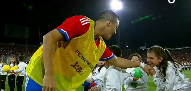 Tierno gesto de niña con Alexis Sánchez