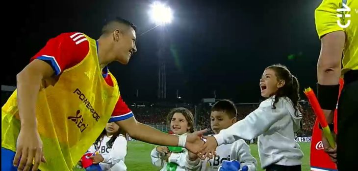 Tierno gesto de niña con Alexis Sánchez