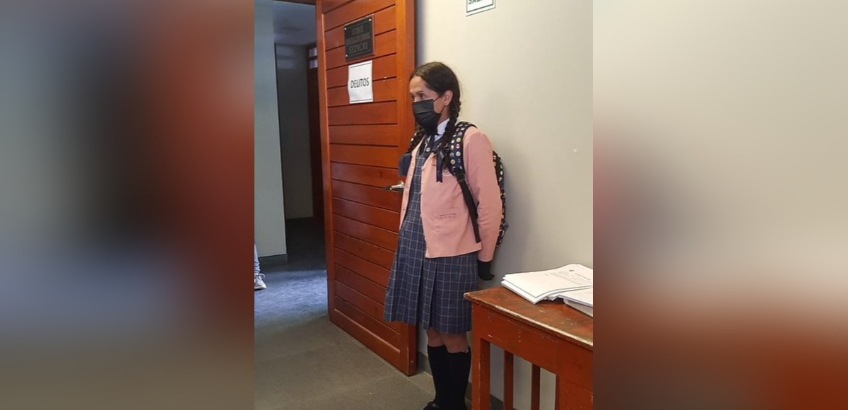 Hombre detenido tras disfrazarse de alumna y entrar a baño de colegio quedó libre: explican por qué