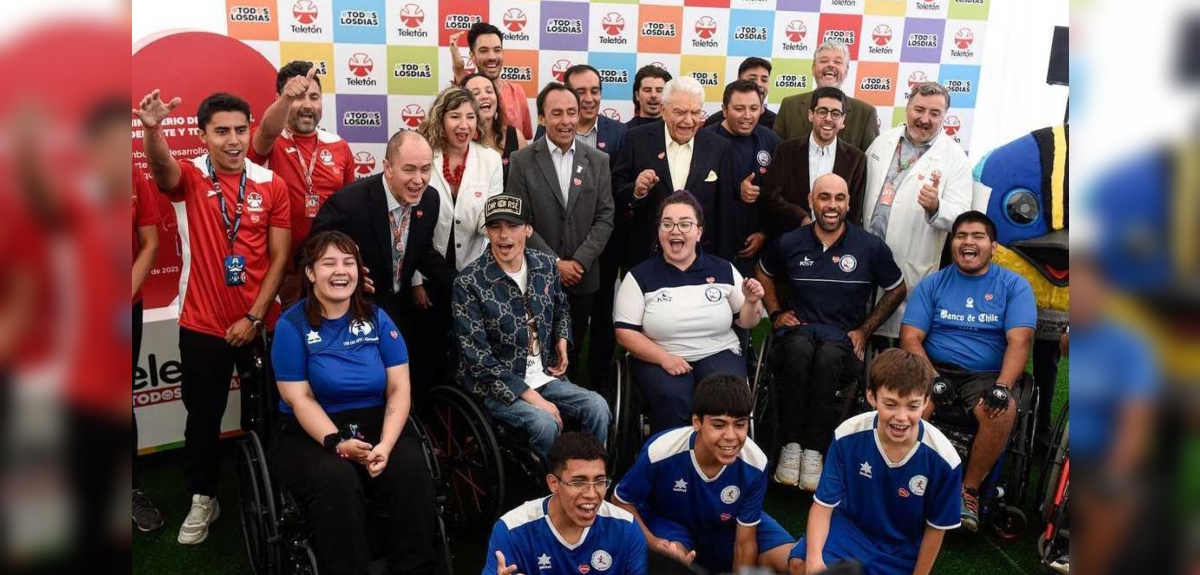 Ministro del Deporte hizo demostración de fútbol freestyle junto a expaciente de la Teletón