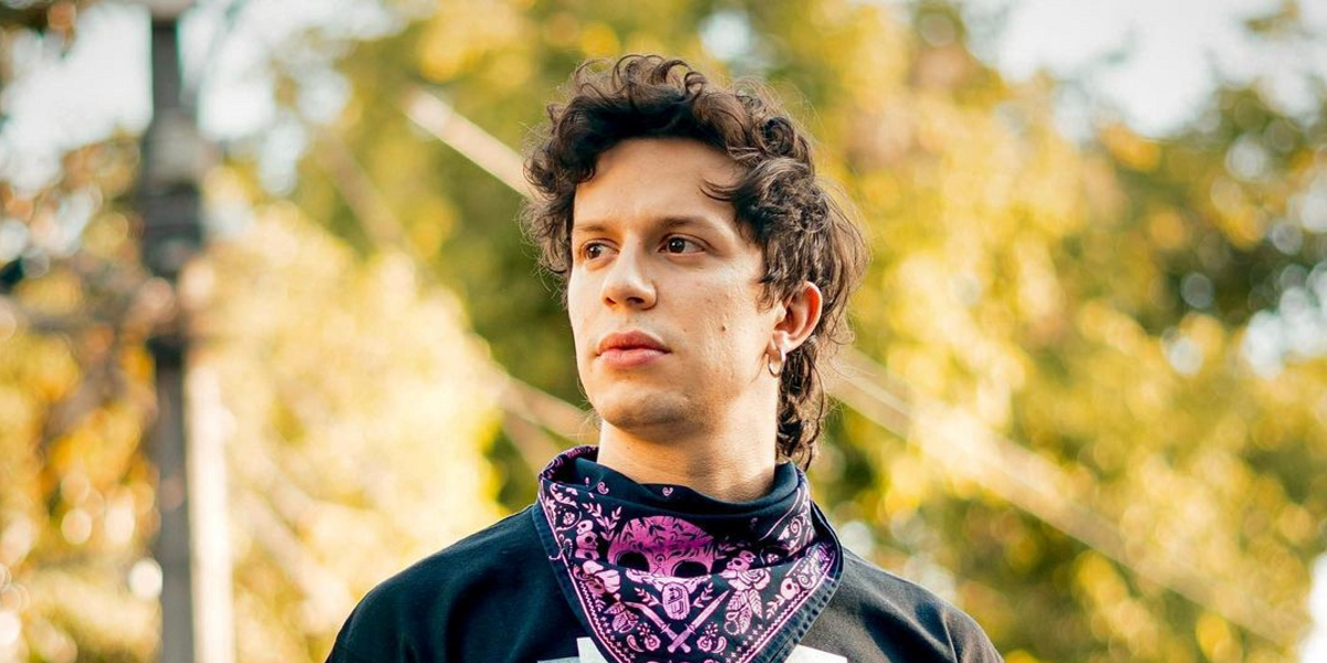 Alonso Quintero presentó nuevo proyecto musical con llamativo look