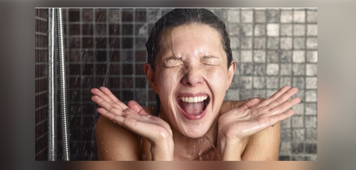 Por qué deberías tomar más duchas con agua fría, según estudios