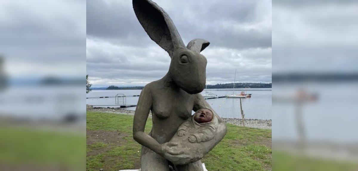 Escultura de conejo gigante con bebé en Puerto Varas desató el debate en redes sociales: 