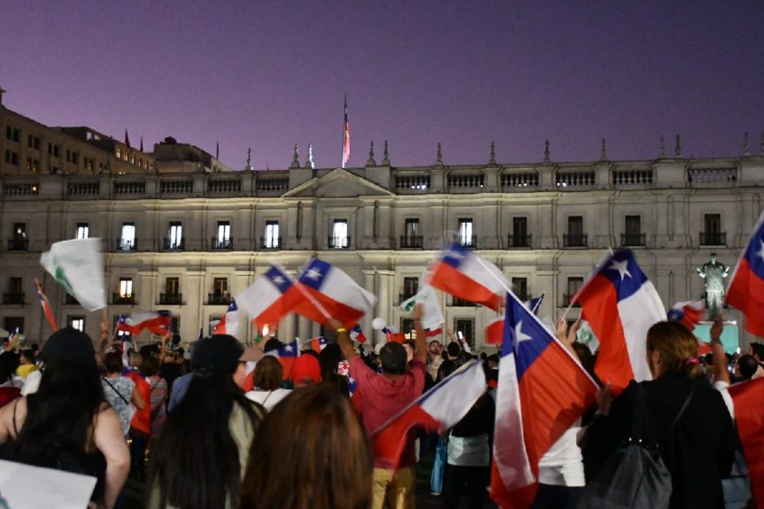 manifestación cacerolazo La Moneda apoyo Carabineros