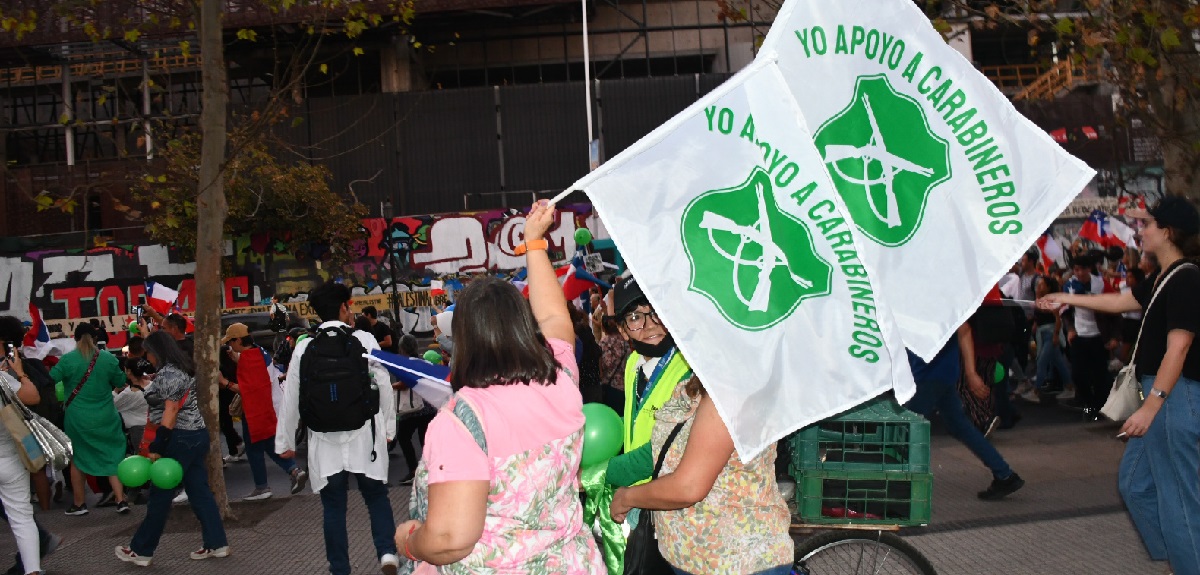 Cacerolazos y manifestación en La Moneda: cientos de personas hicieron sentir su apoyo a Carabineros