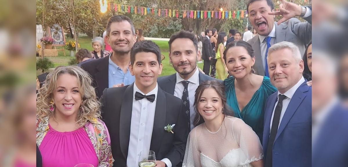 Periodista de Mega se casó con animada fiesta: diversos rostros del canal compartieron registros