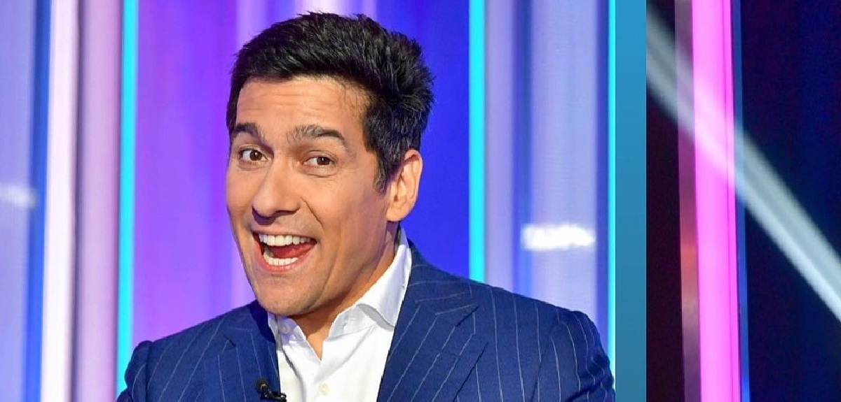 Rafael Araneda destacó con elegante look en alfombra de los Latin AMAs: se encontró con Carlos Vives