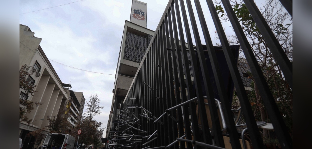 Alumnos del Instituto Nacional inician toma indefinida: piden de menú vegano a baños plurigenéricos