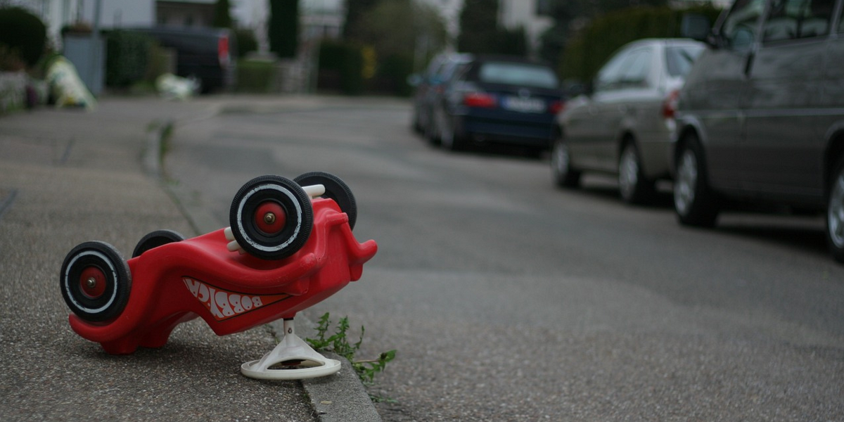 Mujer mató a su hijo de un año tras atropellarlo mientras retiraba su auto del garaje en Argentina