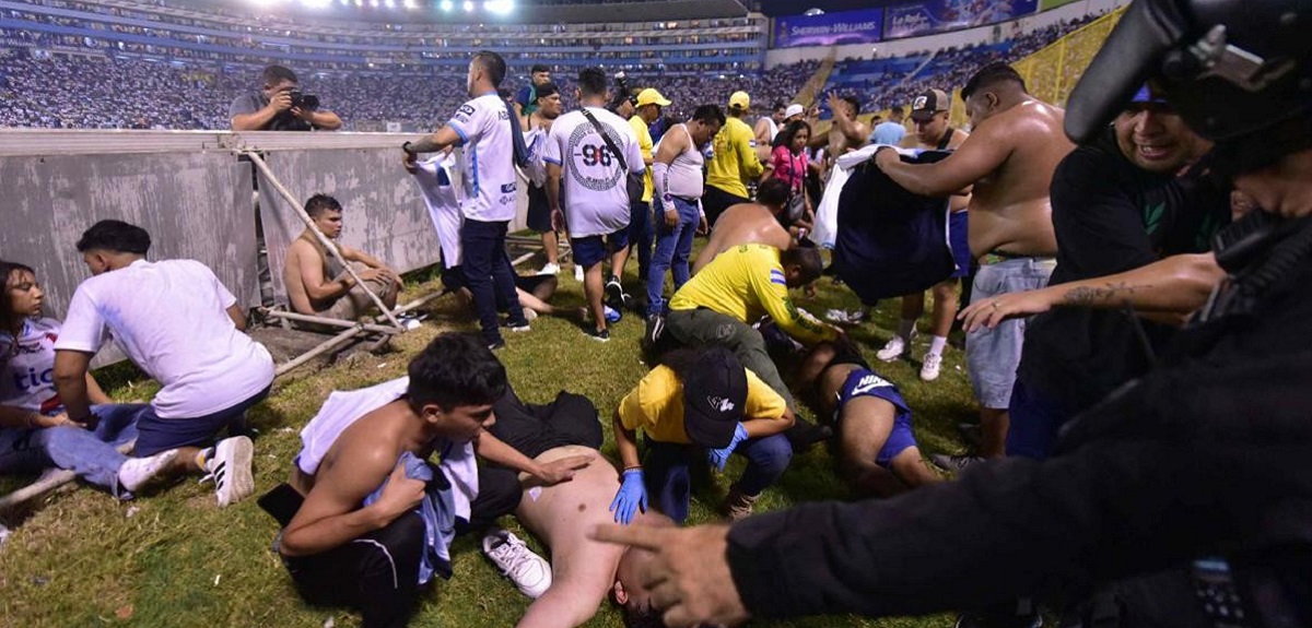 Impacto mundial por tragedia en El Salvador: avalancha humana en partido de fútbol dejó 12 muertos
