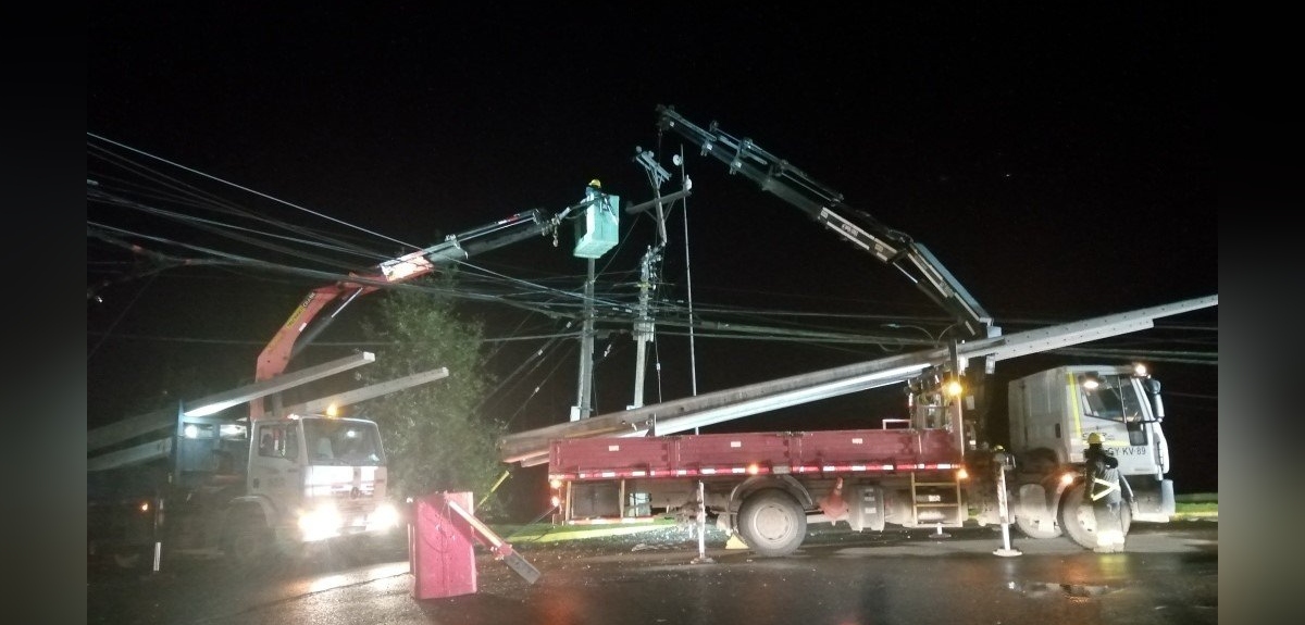 Fuertes ráfagas de viento botaron postes en Puerto Varas: video captó el impactante momento