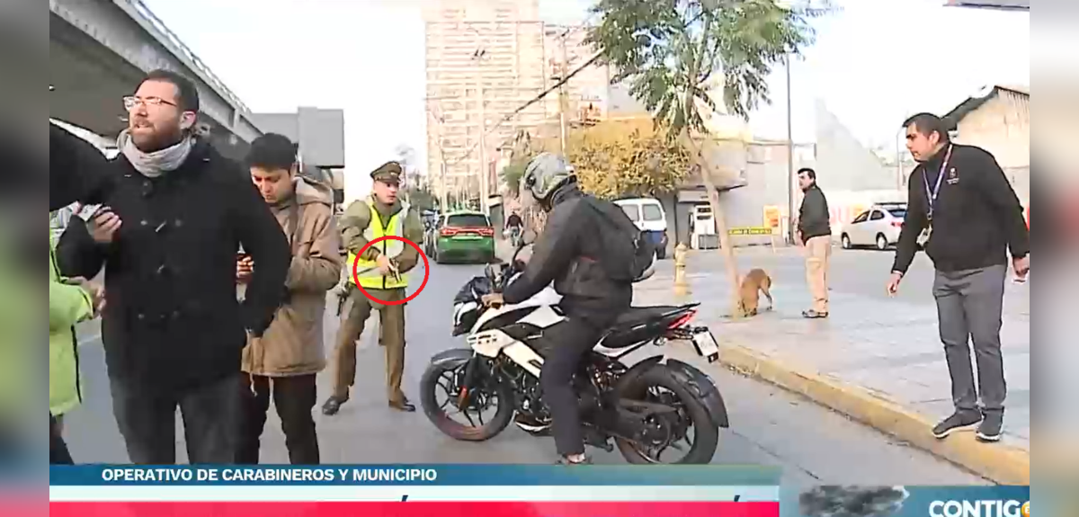 Carabinero desenfunda su arma ante presunto intento de fuga de motorista durante fiscalización