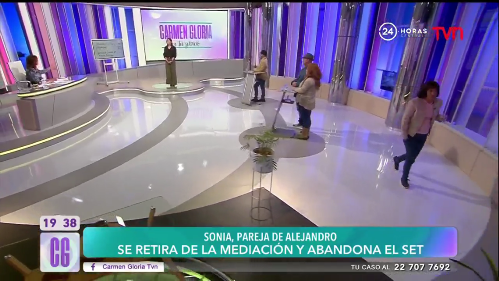Carmen Gloria perdió la paciencia y echó del estudio a pareja de demandado.