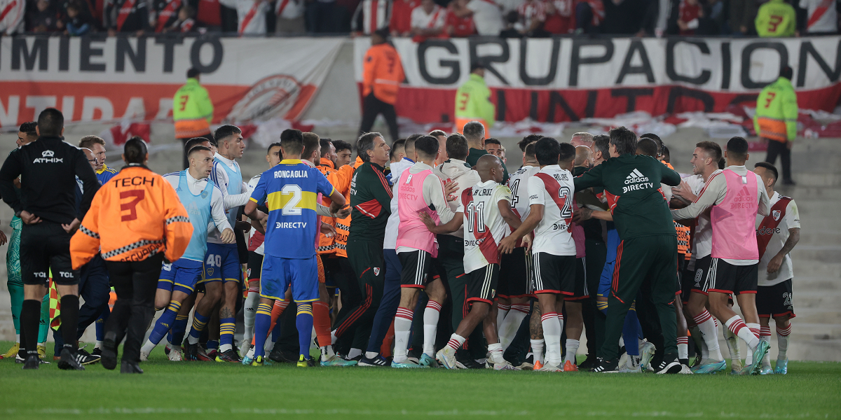Escándalo en Argentina: Superclásico entre Boca y River terminó con una brutal batalla campal