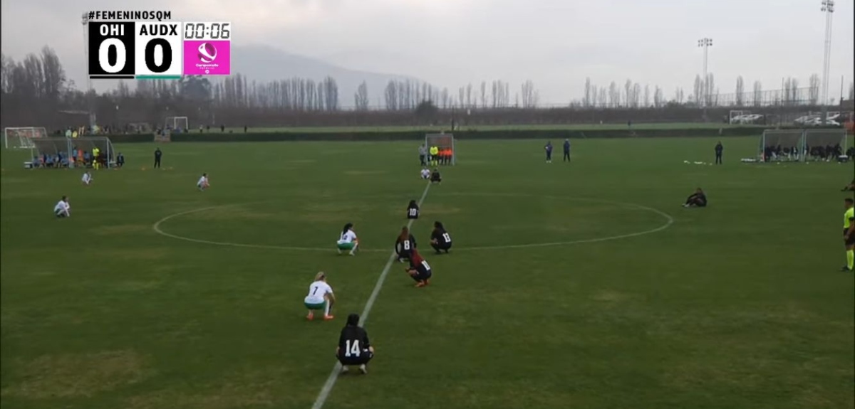 Sentadas en la cancha antes del partido: las razones de la protesta de jugadoras del fútbol chileno