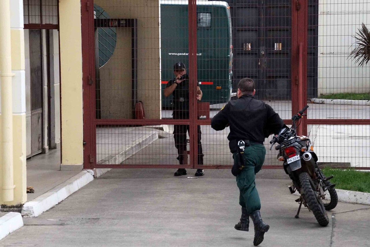 Tres gendarmes fueron retenidos más de 1 hora por reos en penal de Angol: Ministro expuso motivo