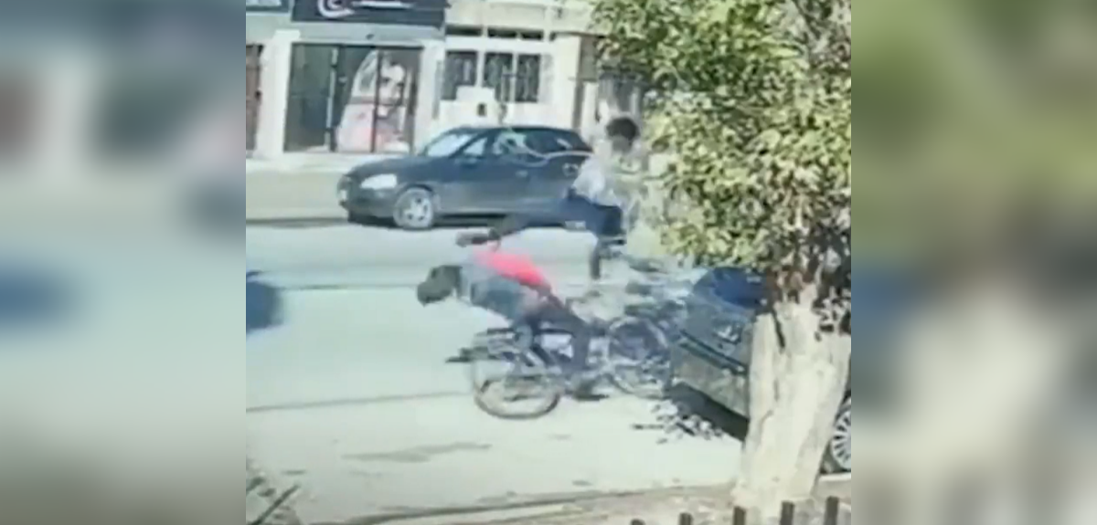 Argentina: delincuente fue derribado de certera patada tras robar bicicleta a adulto mayor