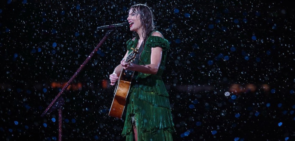 Taylor Swift cantó bajo la lluvia: fan de la artista vendió agua del concierto a increíble precio