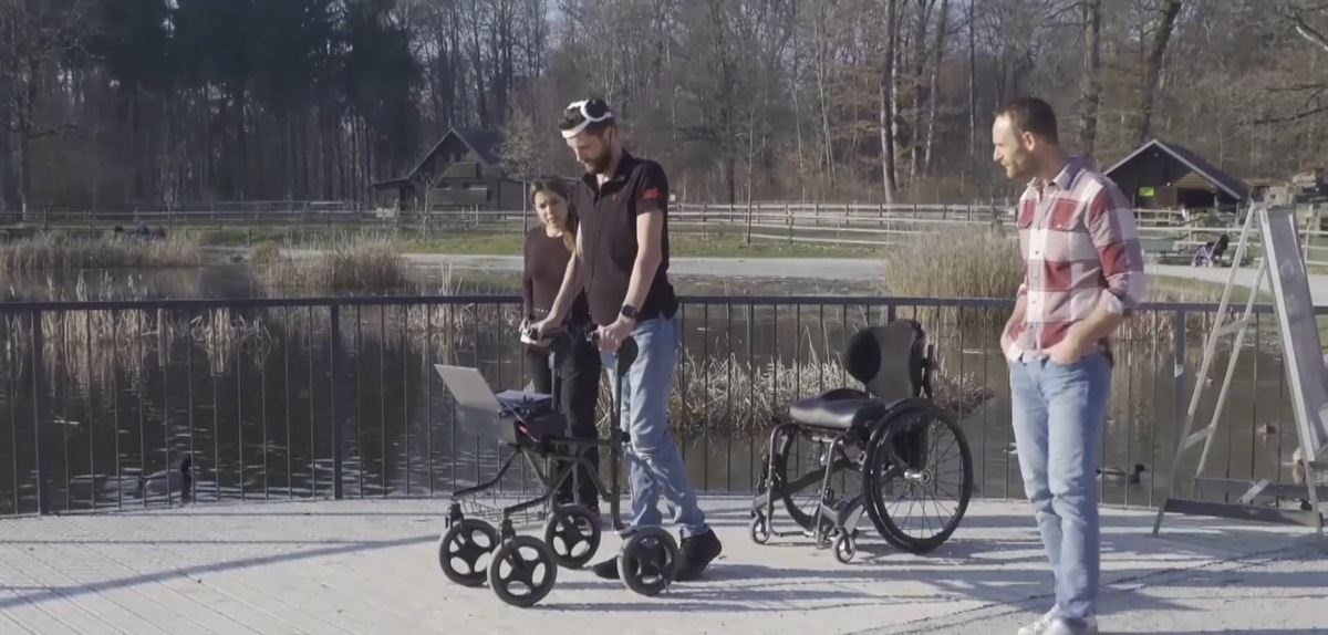 Tetrapléjico vuelve a caminar gracias a un dispositivo que conecta el cerebro con la médula espinal