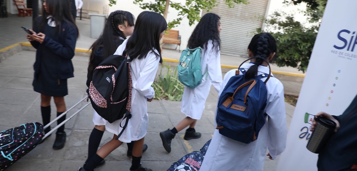 Estos son los colegios que suspenderán sus clases el martes en regiones de O'Higgins, Maule y Biobío