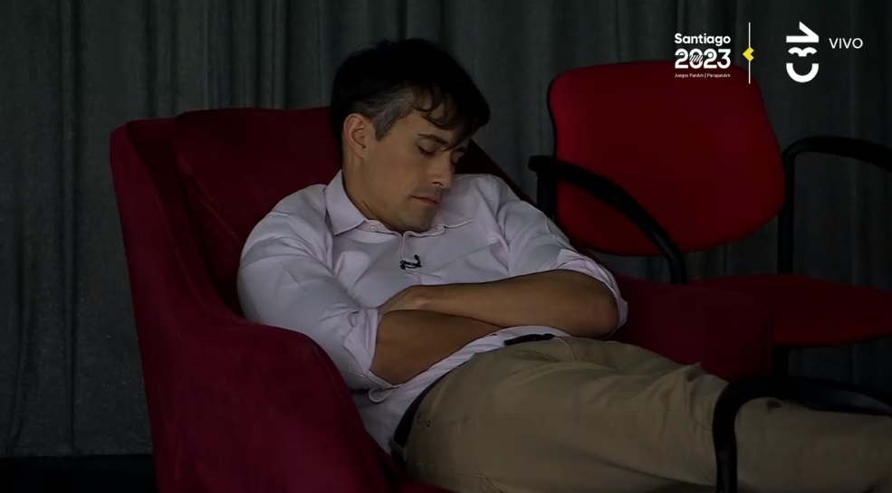 ¿Se enojo? De nuevo captan a Roberto Cox durmiendo en comerciales: “Puta que son sapos”