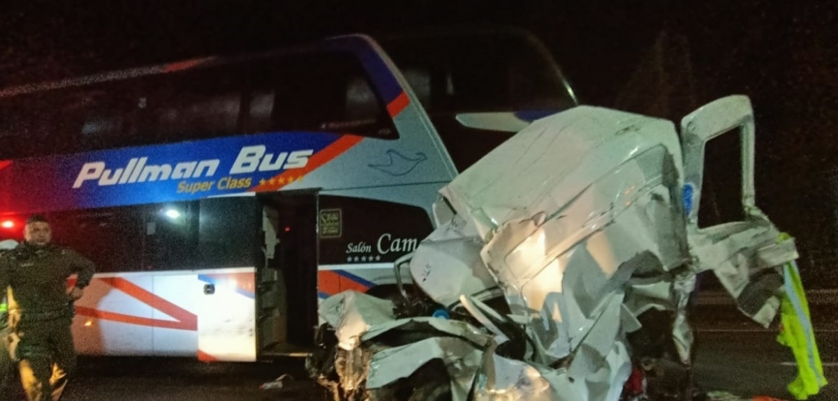 Máquina de Pullman Bus impactó contra dos vehículos en ruta 5 sur: una persona murió