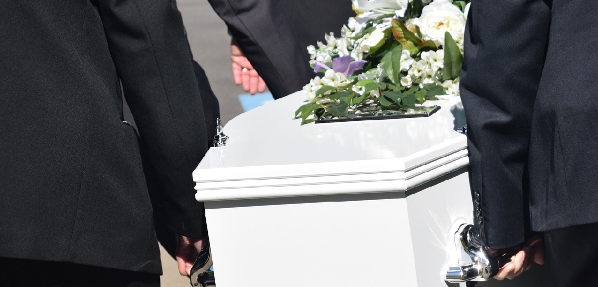 Anciana fue declarada muerta en hospital de Ecuador y despertó en medio de su velorio