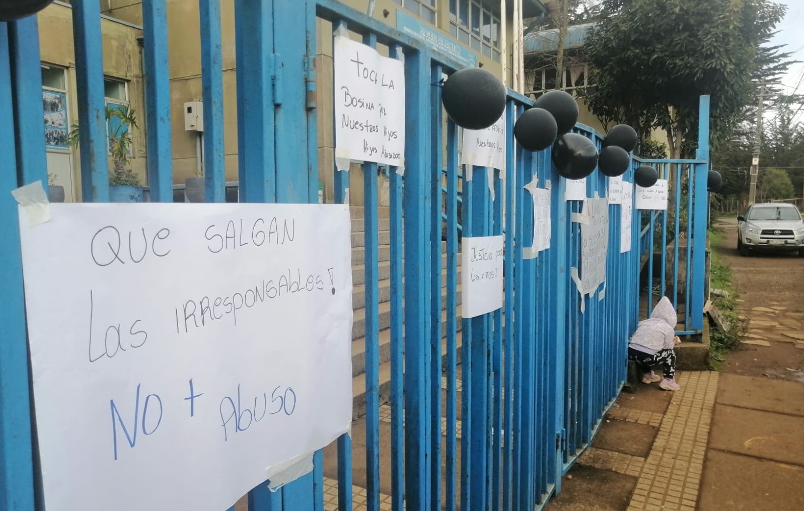 Video muestra furia de apoderados por operativo sexual en colegio de Talcahuano: acusan trauma