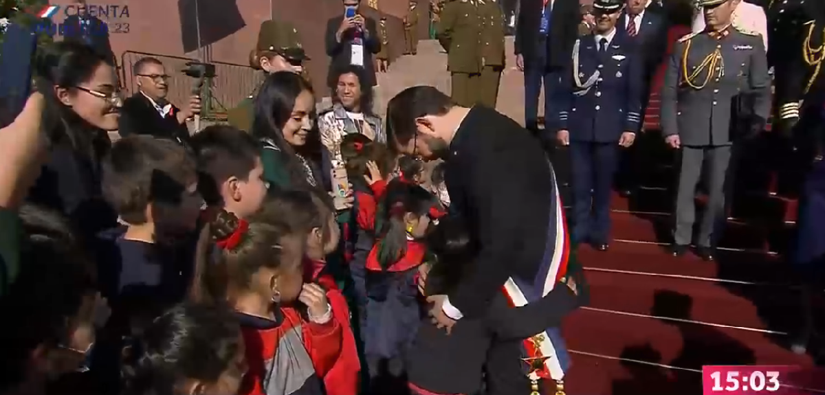La adorable acción que marcó la salida de Gabriel Boric del Congreso tras la Cuenta Pública 2023