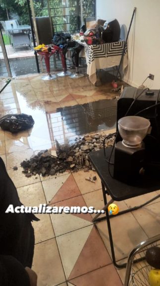 Gino Costa mostró que se inundó su casa por temporal: "La filtración estaba bajo la cocina"