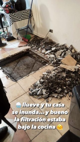 Gino Costa mostró que se inundó su casa por temporal: "La filtración estaba bajo la cocina"