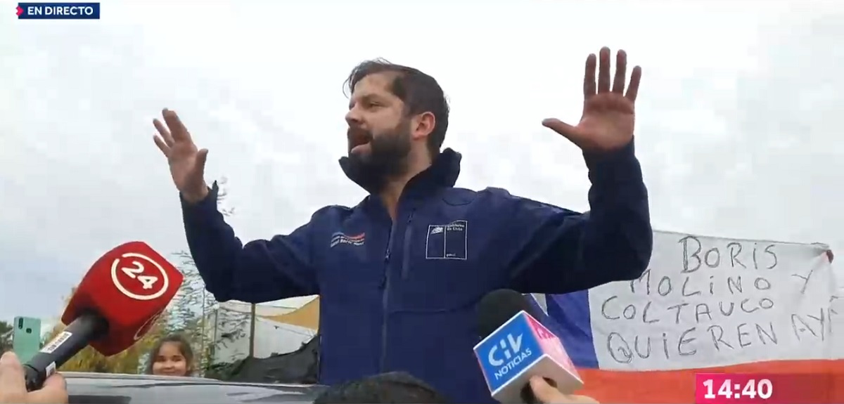 Mensaje en bandera chilena llamó la atención durante visita del presidente Boric a Coltauco