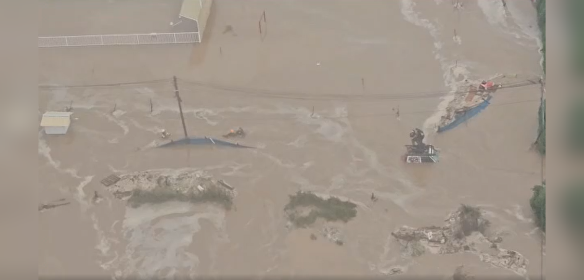 Carabineros y civiles se resguardan en techo de vehículo tras desborde de río Maipo en Talagante