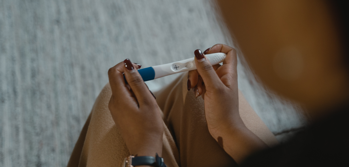 Sale a la venta primer test de embarazo con saliva: ¿se puede comprar en Chile?