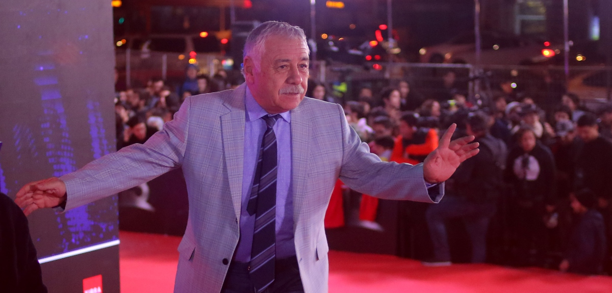 Carlos Caszely se prepara para su debut en televisión: será conductor de programa de fútbol