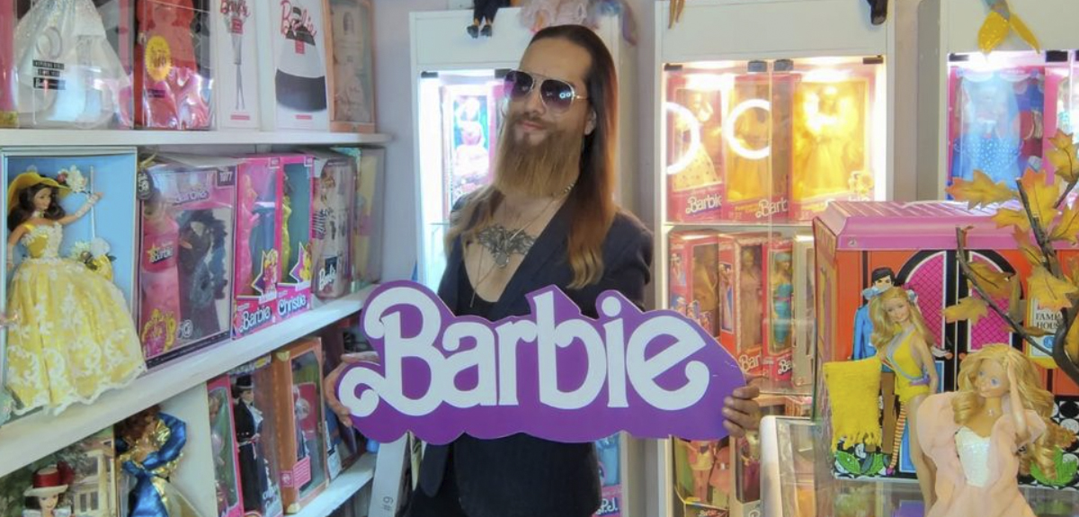 Chileno que posee colección de más de 300 barbies: cuando era niño las compraba a escondidas