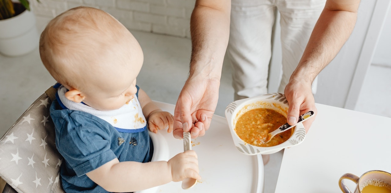 Cómo calentar la comida para los bebés y por qué no deberías usar el microondas