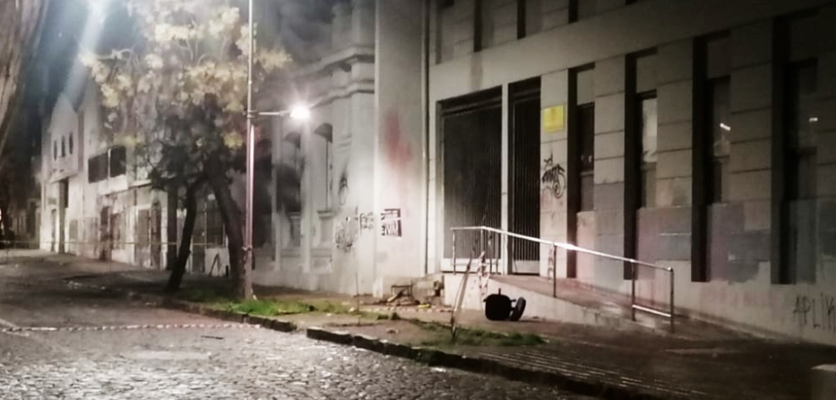 Adolescente está en riesgo vital tras recibir explosión en el rostro en Liceo de Aplicación