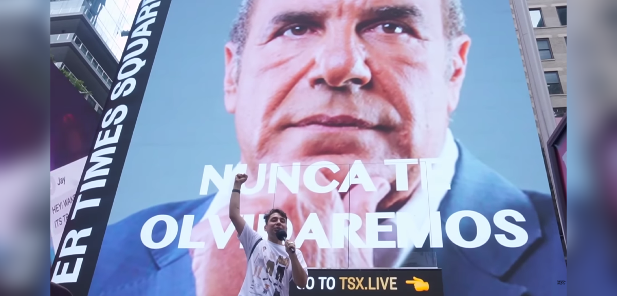 Fabrizio Copano sorprende al proyectar gigante imagen de Checho Hirane en Times Square de Nueva York