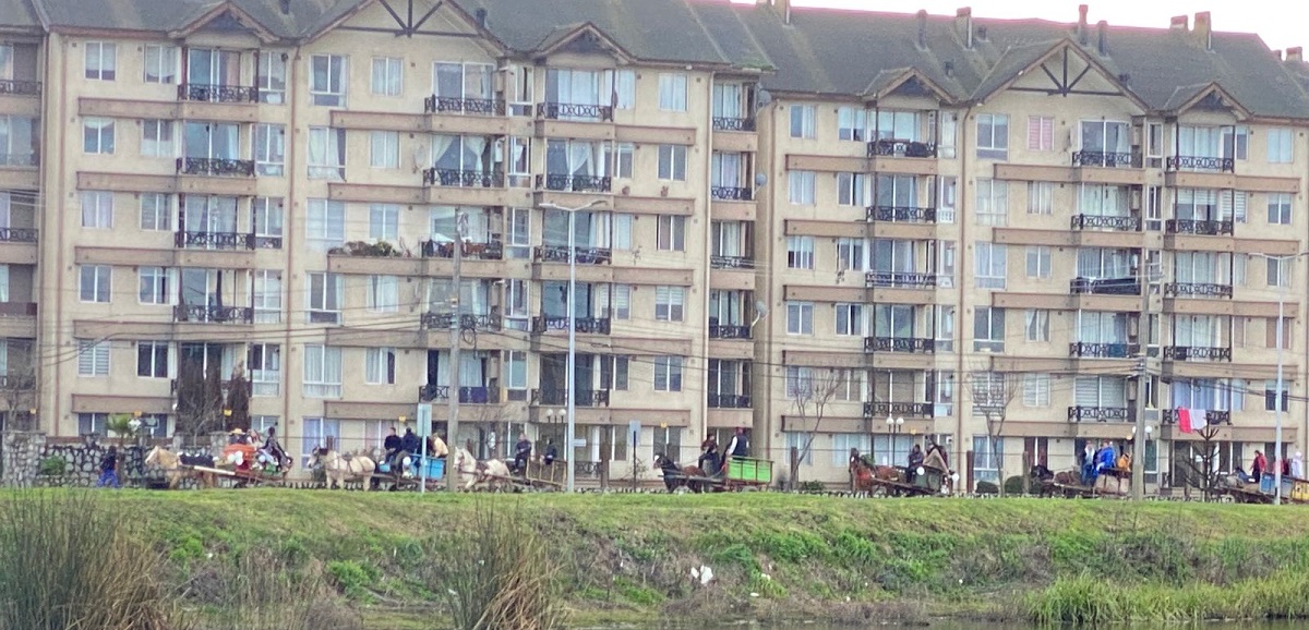 Por mal estado de las calles: vecinos de Talcahuano trasladaron féretro en carretas con caballos