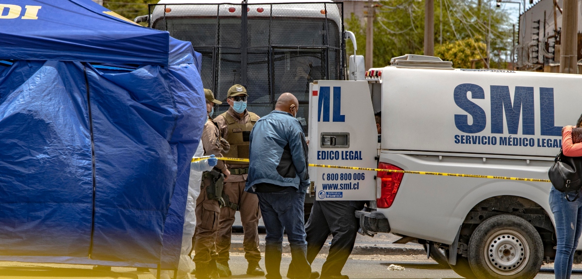 Un niño y una mujer fueron encontrados muertos dentro de un auto en el Hospital de Calama