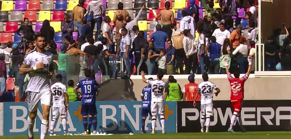 Graves incidentes marcaron partido de la Liga Argentina: familias terminaron en la cancha