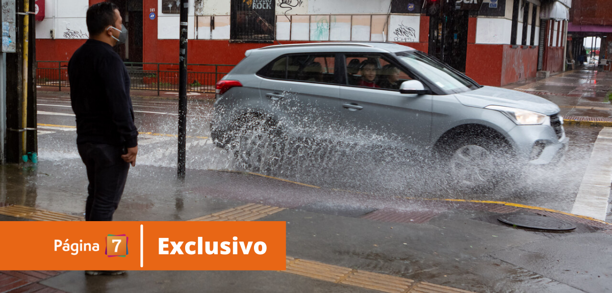 ¿Cómo hacer la denuncia? La multa que arriesgan conductores que mojen a peatones en días de lluvia