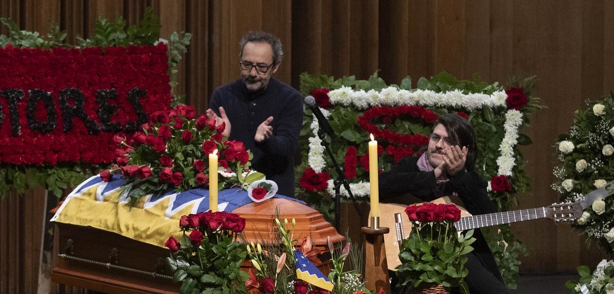 Emotiva despedida: Daniel Muñoz cerró con una canción el homenaje al fallecido actor Luis Alarcón