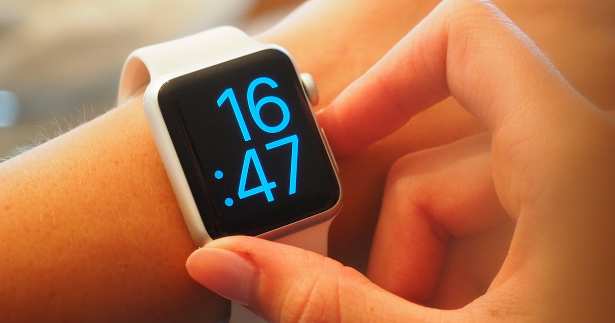 ¿Usas reloj pulsera?: estudio revela cuál es el material que acumula más bacterias y cómo limpiarlo