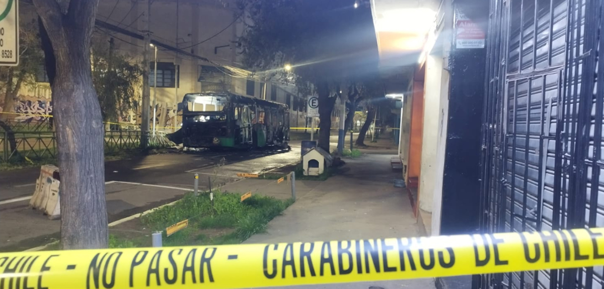 Fiscalía investiga causas de incendio de micro en San Miguel: iba con cuatro pasajeros a bordo