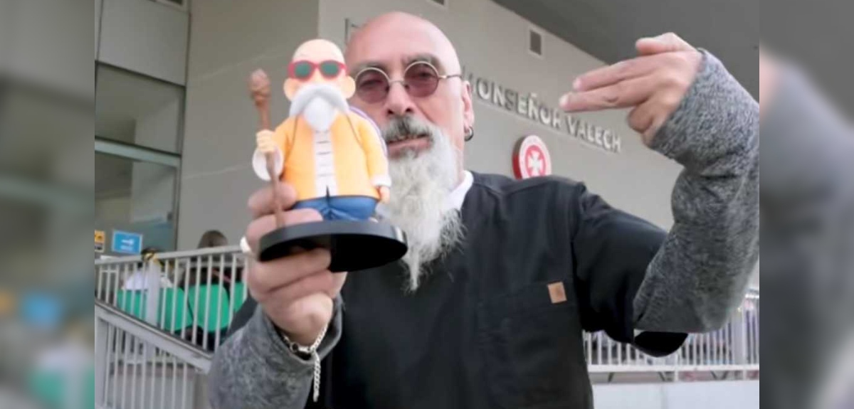 Trabajador de la Posta Central se hace viral por su parecido al Maestro Roshi: 